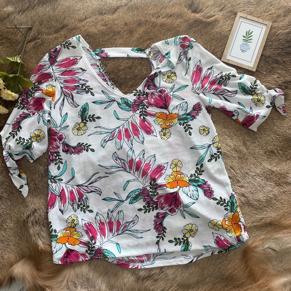 Floral top with tied sleeves and open back ☀️